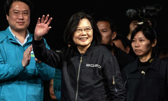 Tsai Ing-Wen saluda mientras camina por el escenario para dirigirse a sus seguidores después de ser reelegida como Presidente de Taiwán en Taipei, Taiwán, el 11 de enero de 2020. (Carl Court/Getty Images)
