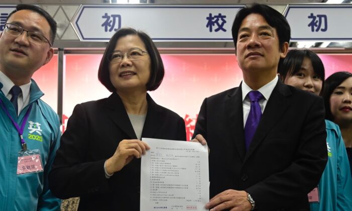 El presidente de Taiwán, Tsai Ing-wen (2º L) y el exprimer ministro William Lai (R) muestran un certificado después de registrarse como candidatos presidenciales y vicepresidenciales para las próximas elecciones en el Comité Central de Elecciones en Taipei el 19 de noviembre de 2019. (Sam Yeh/AFP vía Getty Images)