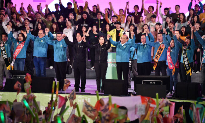 La actual presidente de Taiwán y candidata presidencial del Partido Demócrata Progresista, Tsai Ing-wen (de negro), junto a sus compañeros de partido en el escenario durante un encuentro previo a las elecciones presidenciales del sábado en Taipei, Taiwán, el 10 de enero de 2020. (Carl Court/Getty Images)