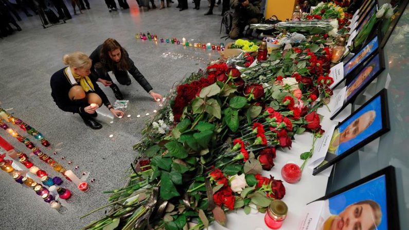 Parentes, colegas e amigos dos membros da tripulação do voo PS752 da Ukraine International Airlines, que caiu perto de Teerã acenderam velas no Aeroporto Internacional Boryspil em Kiev, Ucrânia, 08 de janeiro de 2020 (EFE / EPA / SERGEY DOLZHENKO)