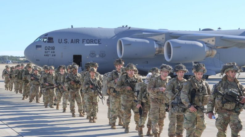 Paracaidistas del Ejército de EE.UU. asignados al 2º Batallón, 504º Regimiento de Infantería de Paracaidistas, 1er Equipo de Combate de Brigada, 82a División Aerotransportada, desplegados desde Pope Army Airfield, NC, el 1 de enero de 2020. (Capt. Robyn Haake/US ARMY/AFP a través de Getty Imágenes)