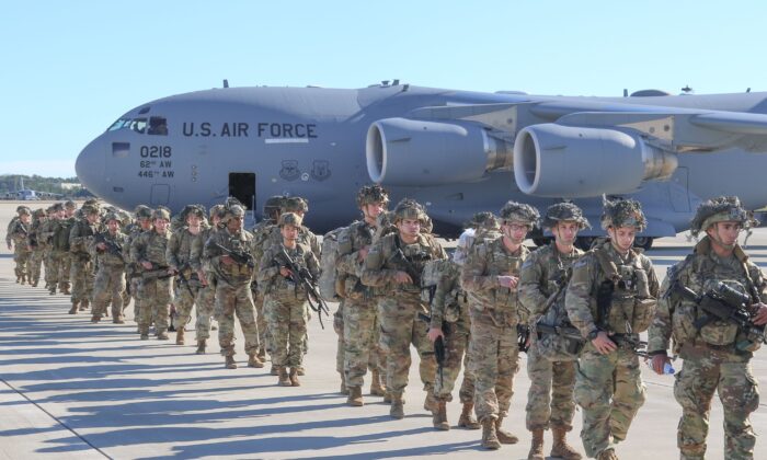 Paracaidistas del Ejército de EE.UU. asignados al 2º Batallón, 504º Regimiento de Infantería de Paracaidistas, 1er Equipo de Combate de la Brigada, 82a División Aerotransportada, desplegados desde Pope Army Airfield, NC, el 1 de enero de 2020. (Capt. Robyn Haake / US ARMY / AFP a través de Getty Imágenes)
