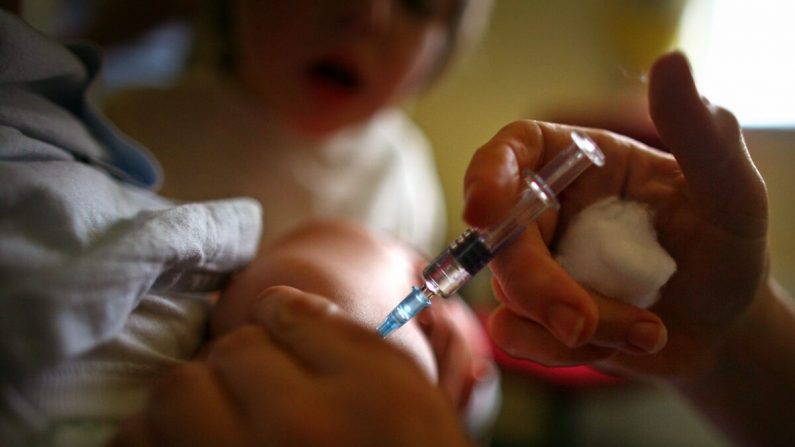 Un niño pequeño recibe una vacuna. (Jeff J. Mitchell/Getty Images)