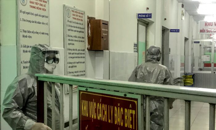 Los trabajadores médicos entran en un área de aislamiento para visitar los dos primeros casos de la nueva infección de coronavirus, en el hospital Cho Ray de la ciudad de Ho Chi Minh el 23 de enero de 2020. (Bach Duong/AFP vía Getty Images)