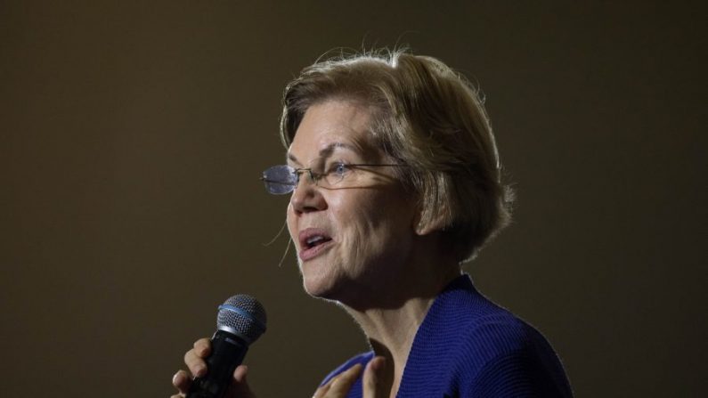 La candidata presidencial demócrata a la senadora Elizabeth Warren (D-MA) habla en el escenario durante su primer evento de campaña de 2020 el 2 de enero de 2020 en Concord, New Hampshire (Scott Eisen/Getty Images)