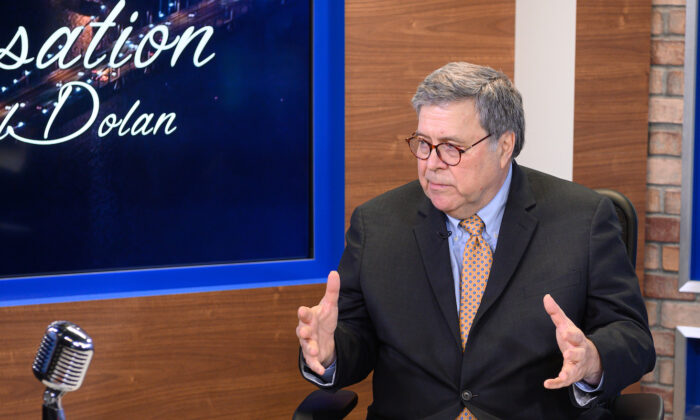 El fiscal general William Barr se sienta con el cardenal Timothy Dolan en un programa de The Catholic Channel en la ciudad de Nueva York el 28 de enero de 2020. (Noam Galai/Getty Images para SiriusXM)