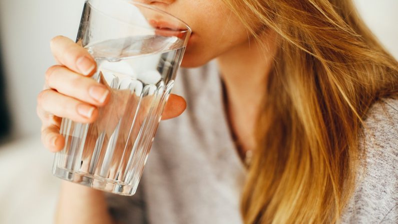 Beber suficiente agua todos los días ayudará con todo, desde perder peso, concentrarse e incluso combatir enfermedades. (Daria Shevtsova/Pexels)