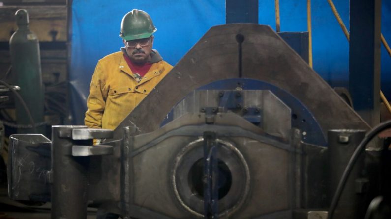 Un trabajador de LB Steel LLC en Harvey, Illinois, el 4 de diciembre de 2019. (Scott Olson/Getty Images)