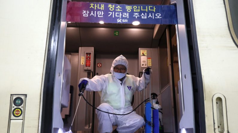 Un trabajador con equipo de protección rocía solución antiséptica en un tren en medio de las preocupaciones por la propagación del Coronavirus 2019, también conocido como el coronavirus de Wuhan, en Seúl, Corea del Sur, el 24 de enero de 2020. (Chung Sung-Jun/Getty Images)