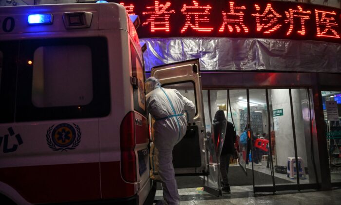 Un miembro del personal médico que lleva ropa de protección para ayudar a detener la propagación de un virus mortal que comenzó en la ciudad, se ve en una ambulancia en el Hospital de la Cruz Roja de Wuhan el 25 de enero de 2020. (Hector Retamal/AFP vía Getty Images)