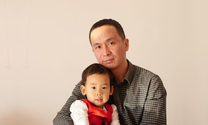Xie Yanyi y su hija en una foto reciente sin fecha. (The Epoch Times)