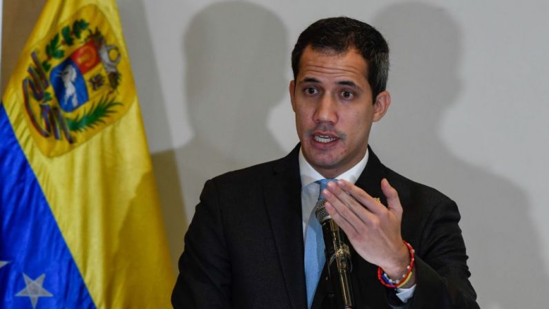 El presidente encargado de Venezuela, Juan Guaidó, habla durante una conferencia de prensa en Caracas, Venezuela, el 15 de febrero de 2020. (FEDERICO PARRA / AFP / Getty Images)