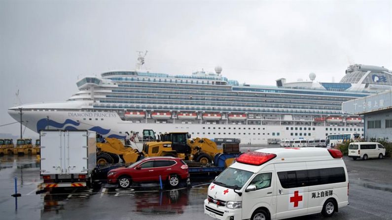 Fallecen por el coronavirus dos personas que estaban en crucero en Japón. EFE/EPA/FRANCK ROBICHON
