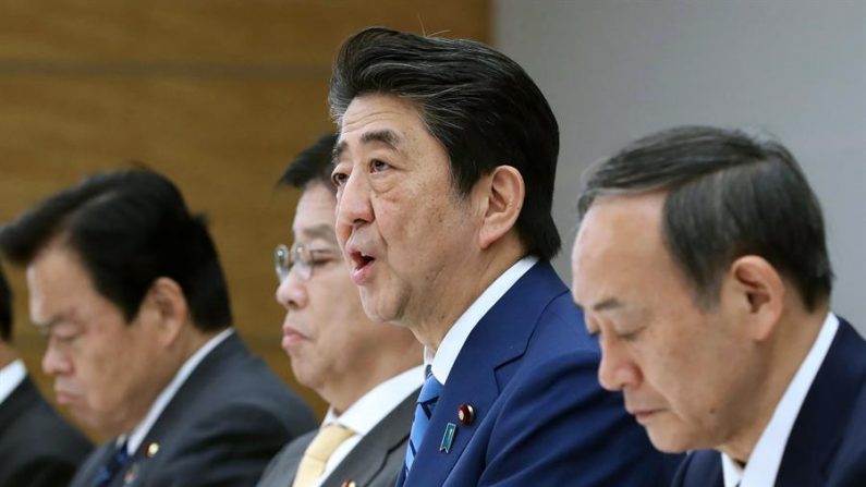 El primer ministro Shinzo Abe (2º por la dcha.) habla durante una reunión de un grupo de trabajo para controlar el brote de coronavirus Covid-19 en la residencia oficial del primer ministro en Tokio, Japón, el 27 de febrero de 2020. Abe solicitó el cierre de todas las escuelas desde el 2 de marzo de 2020 hasta el final de las vacaciones de primavera en Japón para prevenir el brote del coronavirus Covid-19. (Japón, Tokio) EFE/EPA/JIJI PRESS
