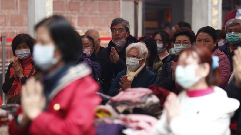 Taiwanese people wearing face mask pray and wish for good health inside the Dalongdong Baoan Temple in Taipei, Taiwan, 04 February 2020. EFE/EPA/RITCHIE B. TONGO
