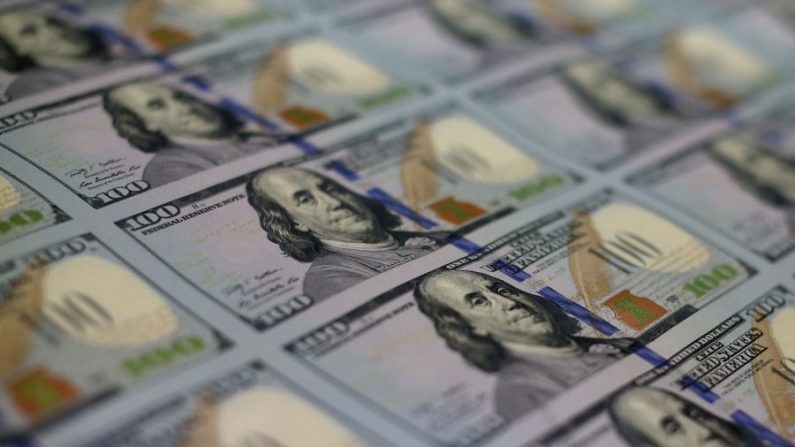 Los billetes de $ 100 recientemente rediseñados yacían en pilas en la Oficina de Grabado e Impresión en Washington el 20 de mayo de 2013. (Mark Wilson / Getty Images)