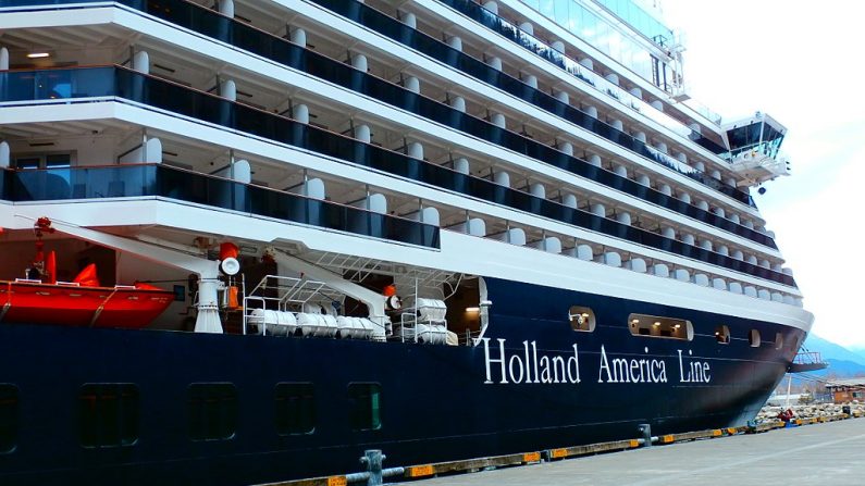 El crucero de la Holland America Line "MS Westerdam" atracado en Skagway, Alaska. (PhilipRJ 89/Wikimedia Commons)