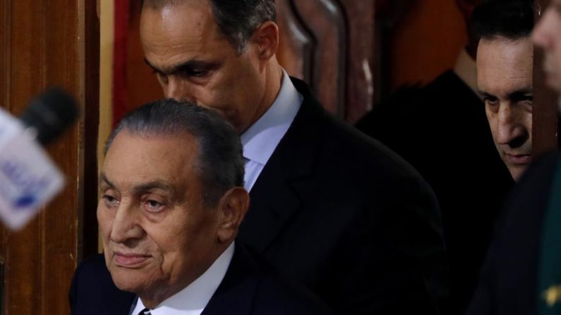 El expresidente egipcio Hosni Mubarak (i), junto a sus hijos Gamal (2i) y Alaa (d) a su llegada al Tribunal de El Cairo, el pasado mes de diciembre. EFE/ Mohamed Hossam/Archivo
