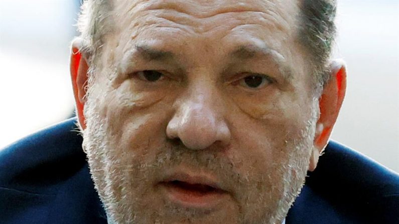 Weinstein contrató a un "asesor de presos" para prepararse para la cárcel. EFE/EPA/JASON SZENES