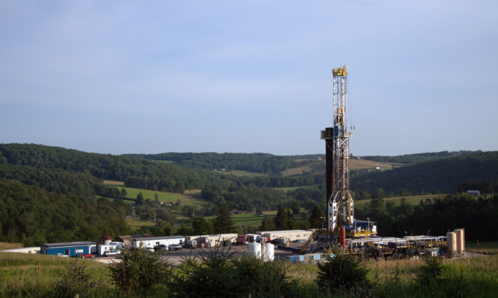 Una plataforma de fracking en una zona rural de Pennsylvania, Estados Unidos, el 11 de julio de 2013. (James Smith/Epoch Times)