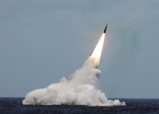 Un misil desarmado Trident II D5 es lanzado desde el submarino de misiles balísticos clase Ohio USS Maryland (SSBN 738) durante una prueba de misiles en la costa de Florida, el 31 de agosto de 2016. (U.S. Strategic Command)