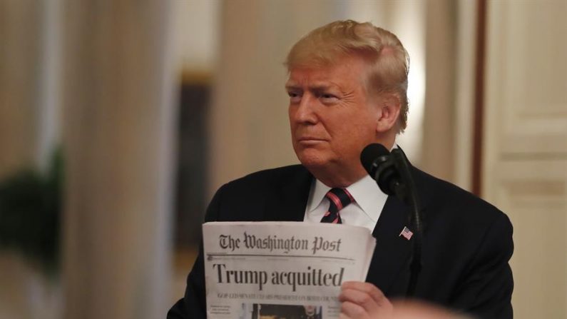 El Presidente de los Estados Unidos Donald J. Trump ocupa la portada del Washington Post con el titular "Trump absuelto" mientras habla en la Sala Este de la Casa Blanca un día después de su juicio de destitución por el Senado en Washington, DC, EE.UU., el 6 de febrero de 2020. EFE/EPA/Eerik S. Lesser/Archivo
