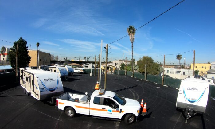 Los remolques se instalan en el sur de Los Ángeles para que las familias sin hogar se muden, el 13 de febrero de 2020. (Cortesía de la Oficina del Gobernador Gavin Newsom)