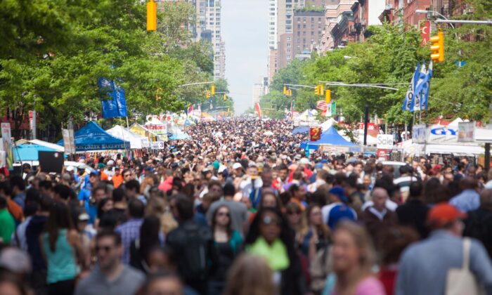 Miles de personas compran en los puestos del Festival Internacional de Comida de la Novena Avenida, en la ciudad de Nueva York, el 18 de mayo de 2014. (Petr Svab/The Epoch Times)
