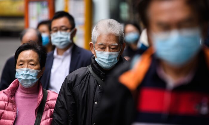 Personas en Hong Kong usando mascarillas protectoras, el 3 de febrero de 2020. (Anthony Wallace/AFP vía Getty Images)