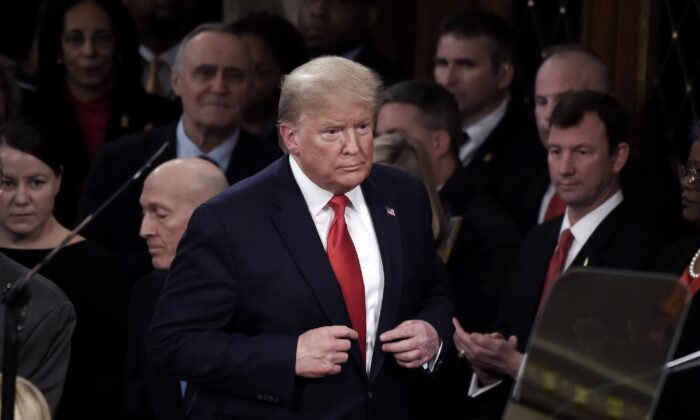 El presidente Donald Trump llega a dar su discurso del Estado de la Unión en la Cámara de Representantes de los Estados Unidos en el Capitolio de los Estados Unidos en Washington el 4 de febrero de 2020. (Olivier Douliery/AFP vía Getty Images)