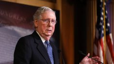 McConnell insta a senadores a oponerse al esfuerzo de restringir los poderes de Trump sobre guerra de Irán