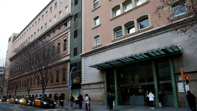 Aspecto de la entrada principal del Hospital Clínic de Barcelona, este martes. EFE/ Quique García