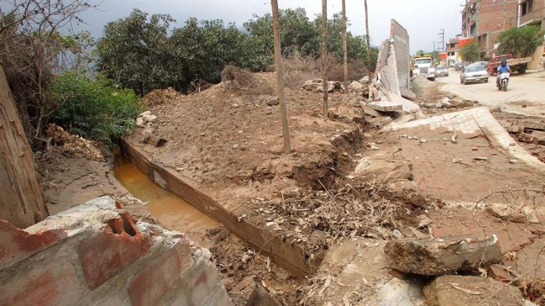 La emergencia golpeó primero en la provincia de Tacna, fronteriza con Chile y este lunes se produjo una gran inundación en la localidad cusqueña de Santa Teresa, tras el desborde del lago Salkantay, que dejó 3 muertos, 20 desaparecidos y unas 300 familias damnificadas. EFE/GERMAN FALCON/Archivo
