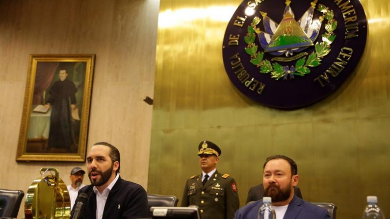 El presidente de El Salvador, Nayib Bukele (i), habla junto al diputado Guillermo Gallegos (d), del partido Gran Alianza por la Unidad Nacional, durante una sesión en el Congreso este domingo, en San Salvador (El Salvador). EFE/Rodrigo Sura