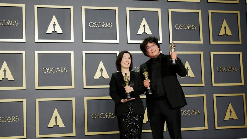 El director de cine surcoreano Bong Joon-ho (d) y la productora surcoreana Kwak Sin-ae (i) posan en la sala de prensa con tres de los cuatro premios Oscar del filme "Parasite" (Mejor Director, Mejor Película, Mejor Película Internacional y Mejor Guión Original) este domingo, durante la 92a ceremonia anual de los Premios de la Academia, en el Teatro Dolby de Hollywood, California (EE.UU.). EFE/ Armando Arorizo