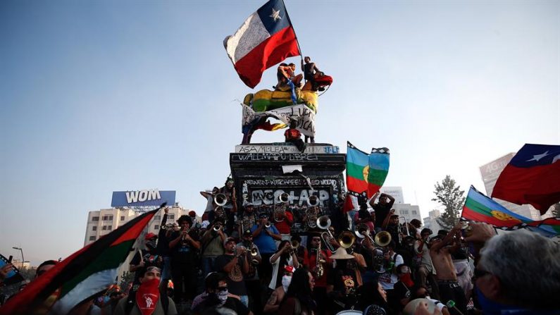 Miles de manifestantes protestan el 14 de febrero de 2020 en la Plaza Italia, rebautizada como "Plaza de la Dignidad", durante una nueva jornada de movilizaciones en Santiago (Chile). EFE/Alberto Valdés/Archivo
