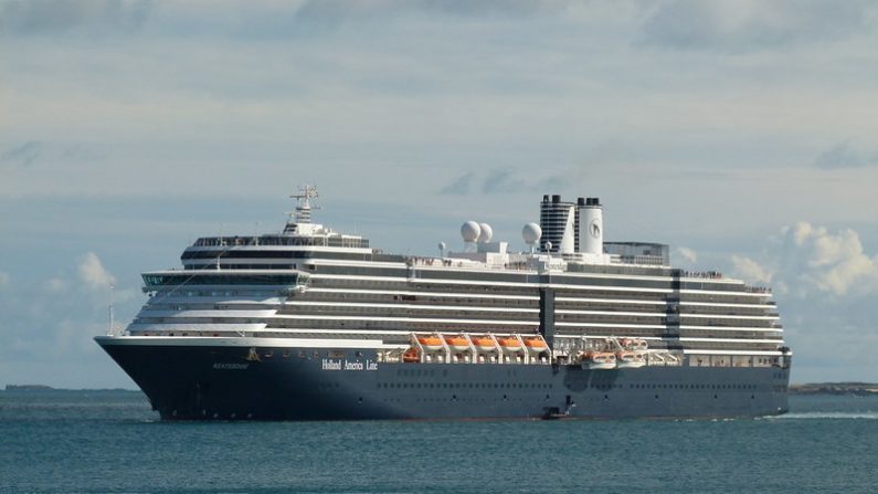 El crucero Holland-America Line Westerdam anclado frente al puerto de St. Peter, Guernsey (Islas del Canal), durante una visita el 8 de septiembre de 2010. (Darren Hillman/Flickr [CC BY-ND 2.0])
