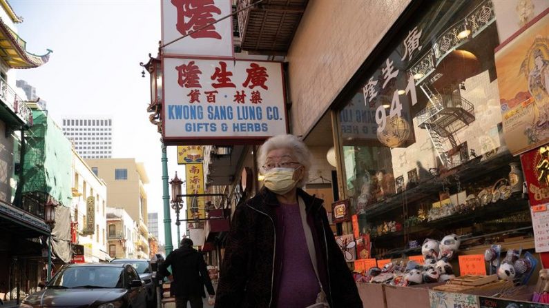 Una mujer camina por el Barrio Chino con una máscara protectora, en San Francisco, California, EE.UU., 26 de febrero de 2020. EFE/EPA/JOHN G. MABANGLO
