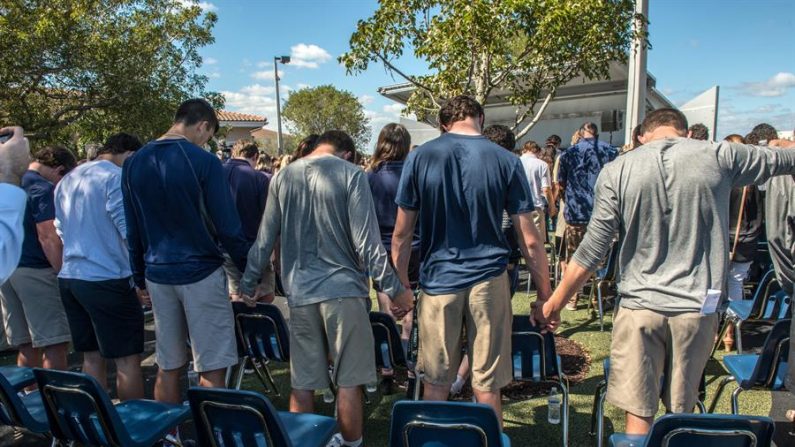Cientos de miembros de la comunidad se reúnen para una ceremonia conmemorativa en Parkland, Florida, Estadps Unidos, 15 de febrero de 2018. Miembros de la comunidad se reunieron para rendir homenaje a las víctimas del tiroteo en la escuela secundaria de Marjory Stoneman Douglas acontecido ayer, 14 de febrero de 2018. EFE/ Giorgio Viera/Archivo

