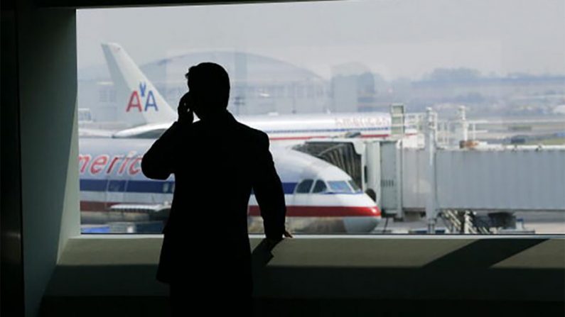 Un avión de American Airlines está estacionado en el Aeropuerto Internacional John F. Kennedy en Nueva York. (Chris Hondros/Getty Images)