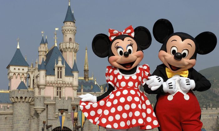Mickey y Minnie Mouse se ven frente al Castillo de la Bella Durmiente en el nuevo Parque Disneylandia en Hong Kong. (Mark Ashman/Disney a través de Getty Images)