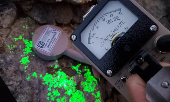 Una muestra de un depósito mineral crítico en el condado de San Bernardino, California. El uranio brilla bajo la luz negra, y un dispositivo gieger mide su radiación. (Cortesía de Sundown Resources)