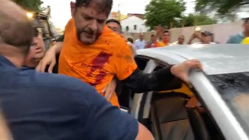 Fotograma tomado de un video en el cual se ve al senador brasileño tras ser herido durante una manifestación el 19 de febrero de 2020 en Sobral (Brasil). EFE