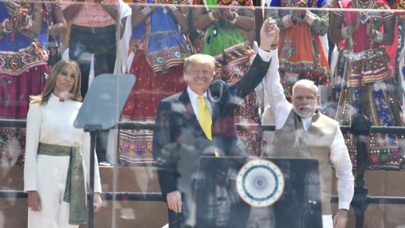 El presidente de Estados Unidos, Donald J. Trump (C) y la primera dama de los Estados Unidos, Melania Trump (Izq.), con el primer ministro indio, Narendra Modi, en Ahmedabad, India, el 24 de febrero de 2020. (EFE/EPA/MINISTERIO INDIO DE ASUNTOS EXTERNOS)