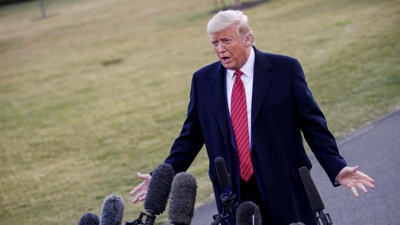 El Presidente de los Estados Unidos Donald J. Trump responde preguntas de los medios de comunicación en el jardín sur de la Casa Blanca en Washington, DC, EE.UU., 28 de febrero de 2020. EFE/EPA/SHAWN THEW
