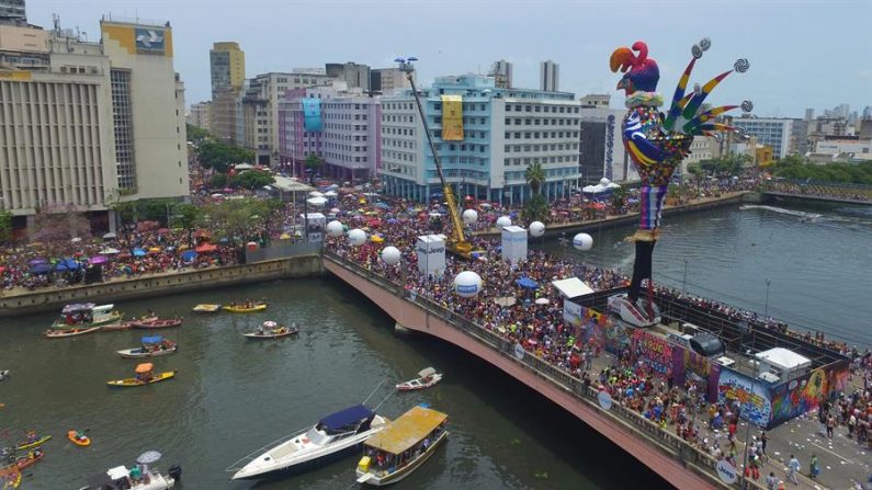 Personas participan en el desfile carnavalesco el 'Galo da Madrugada' este sábado en Recife (Brasil). EFE/Ney Douglas