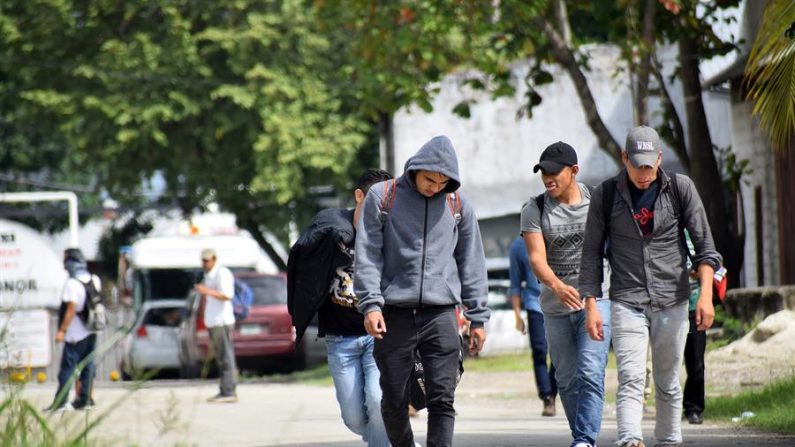 Un grupo de migrantes hondureños que hacía parte de una caravana rumbo a EE.UU. se traslada al Centro de Migrantes Retornados tras su llegada a San Pedro Sula (Honduras), luego de ser deportados desde ese país tras fracasar en su intento de cruzar la frontera entre Guatemala y México. EFE/ José Valle/Archivo
