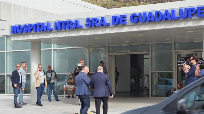 Foto del Gobierno de Canarias del presidente de la comunidad autónoma, Ángel Víctor Torres (i), y el presidente del Cabildo de La Gomera, Casimiro Curbelo, ante el hospital de esta isla para interesarse por el paciente alemán aislado en el centro tras dar positivo en el coronavirus de Wuhan. EFE/Gobierno de Canarias