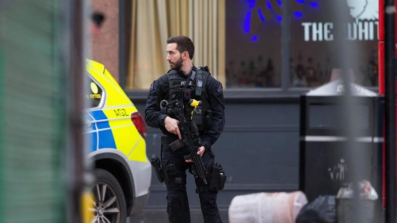 Un policía armado asegura el lugar del incidente después de que un hombre recibiera un disparo de la policía armada en una calle de Streatham, Londres, Gran Bretaña, el 2 de febrero de 2020. (EFE/EPA/STR)