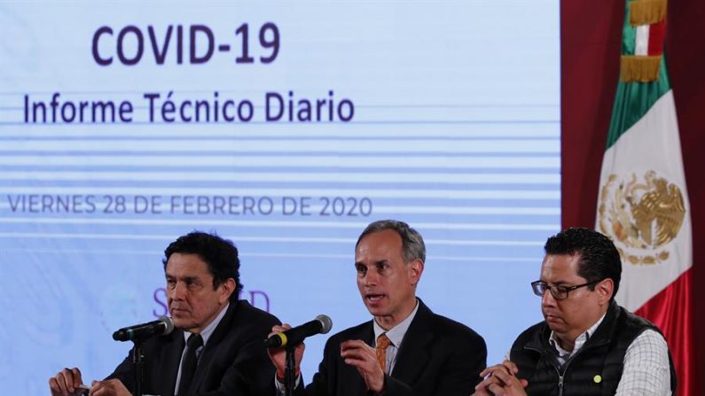 El titular de la Comisión Coordinadora de Institutos Nacionales de Salud y Hospitales de Alta Especialidad, Gustavo Reyes Terá(i), el subsecretario de Prevención y Promoción de Salud de México, Hugo López-Gatell Ramírez (c), y el director general de Epidemiología de la Secretaría de Salud de dicho país, José Luis Alomía Zegarra (d), participan este viernes en una rueda de prensa en el Palacio Nacional de Ciudad de México (México). EFE/José Méndez